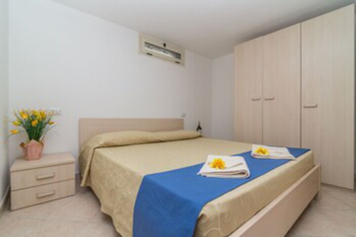 Room 4 of 12