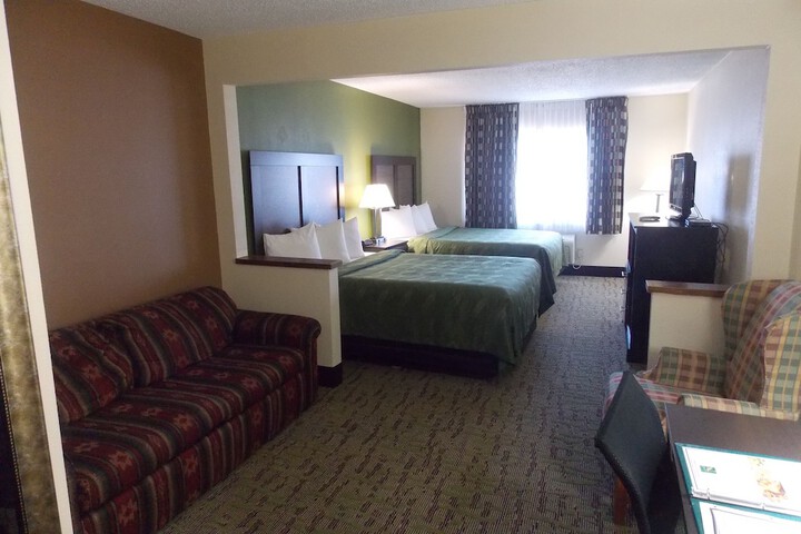 2 Queen Beds (16 of 21)