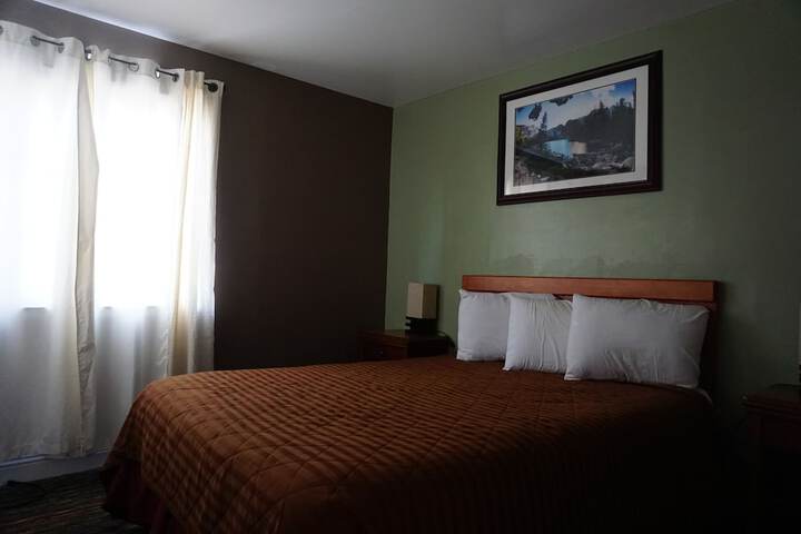 1 Queen Bed (4 of 18)