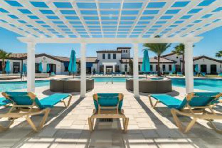 Swimming pool at Windsor at Westside by Global Resort Homes