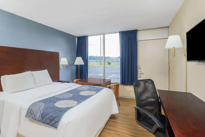 1 Queen Bed (2 of 6)