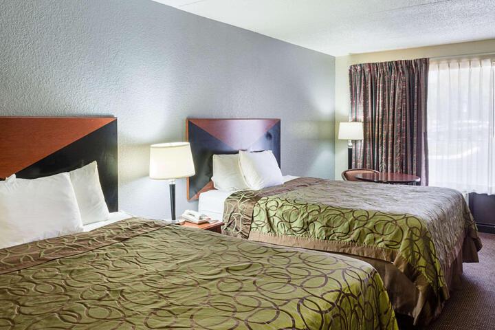 2 Queen Beds (2 of 3)