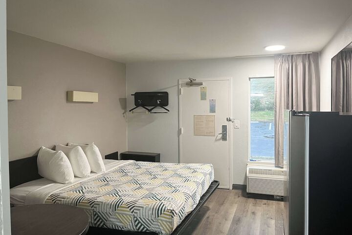 Room 10 of 24