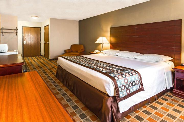 1 King Bed (4 of 12)