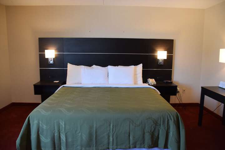 1 Queen Bed (9 of 16)
