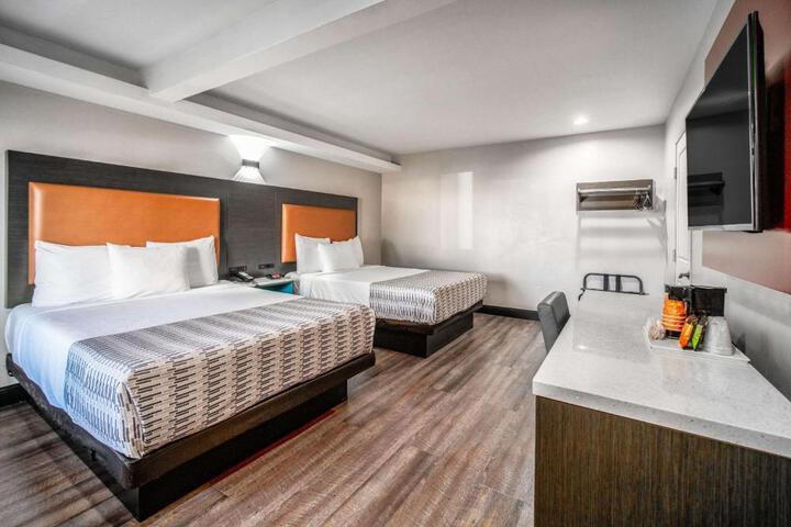 1 Queen Bed (10 of 26)