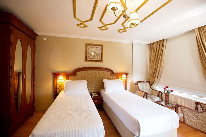 Room 7 of 77