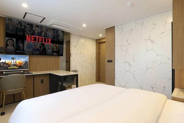 Room 5 of 109