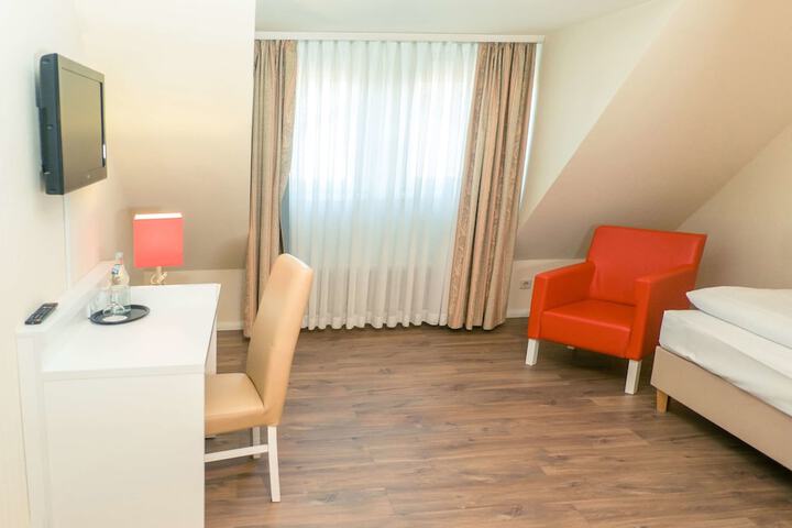 Room 9 of 33