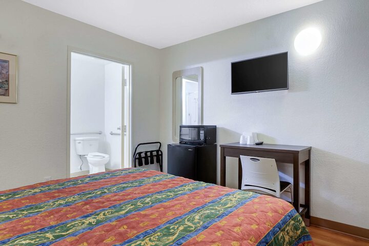 Queen Bed Accessible (6 of 14)