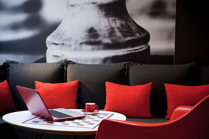 Lounge 53 of 63