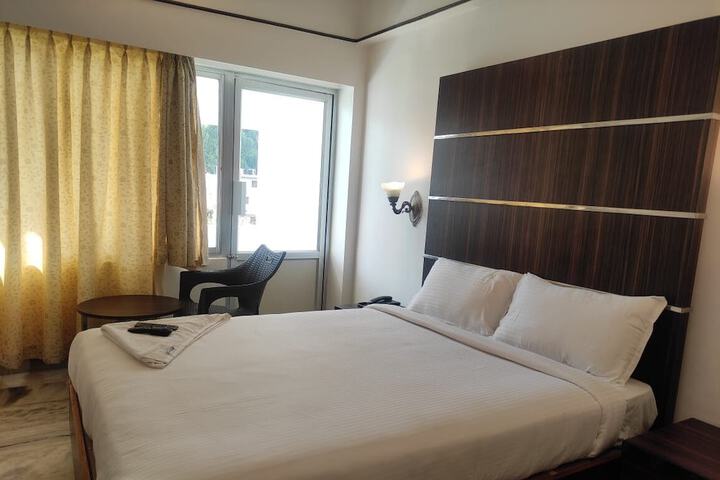 Room 4 of 9