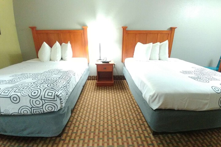 2 Double Beds - Wireless High Speed Internet Accessible Microwave and Refrigerator, Coffee (16 of 20)