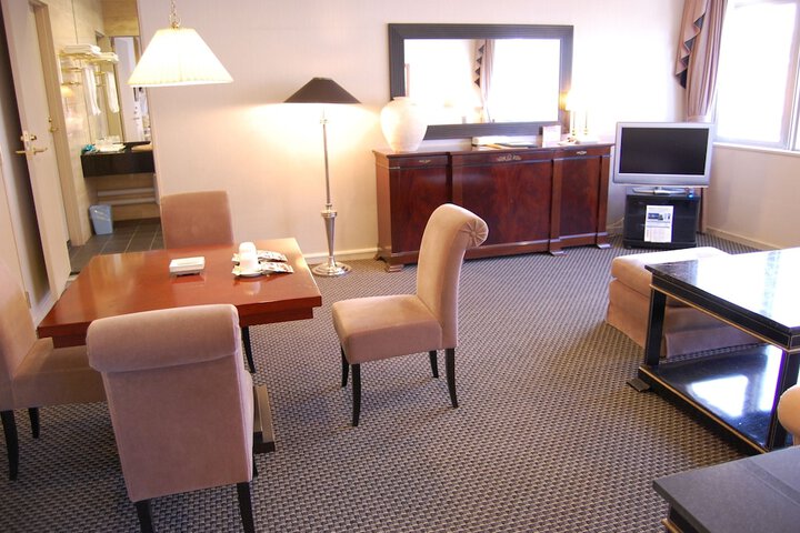Room 27 of 240