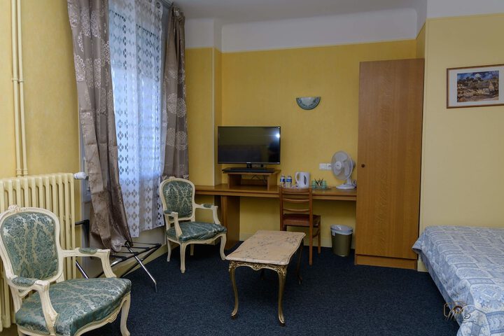 Room 6 of 25