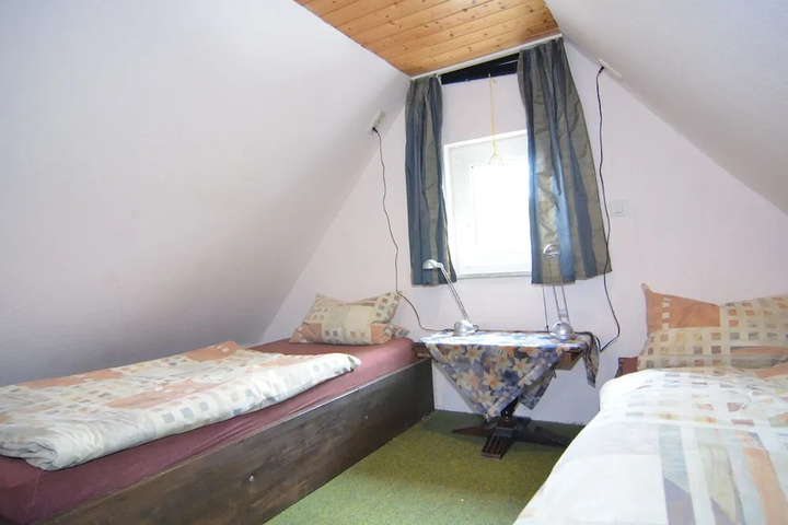 Room 4 of 10