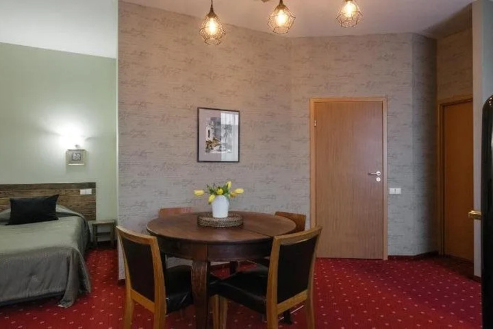 Room 6 of 24