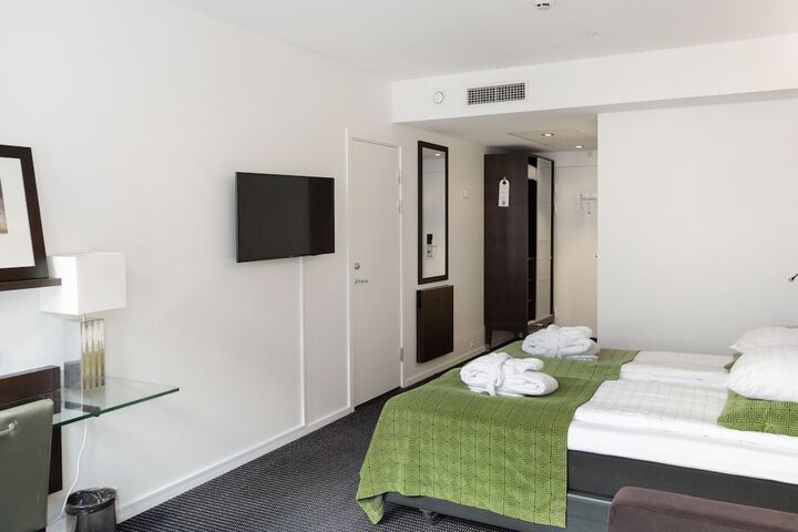Room 33 of 86