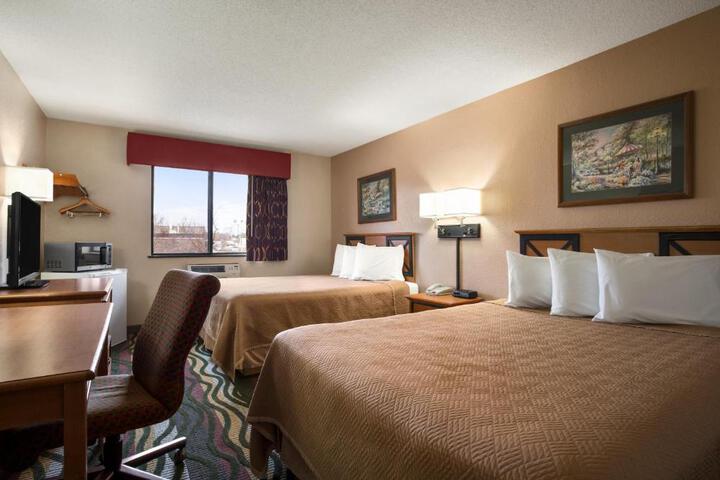 1 Queen Bed (15 of 22)