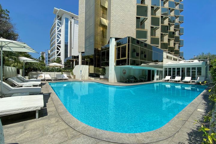 Hotel with Pool