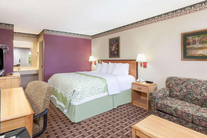 1 King Bed (8 of 10)