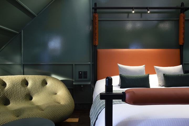Room 18 of 100