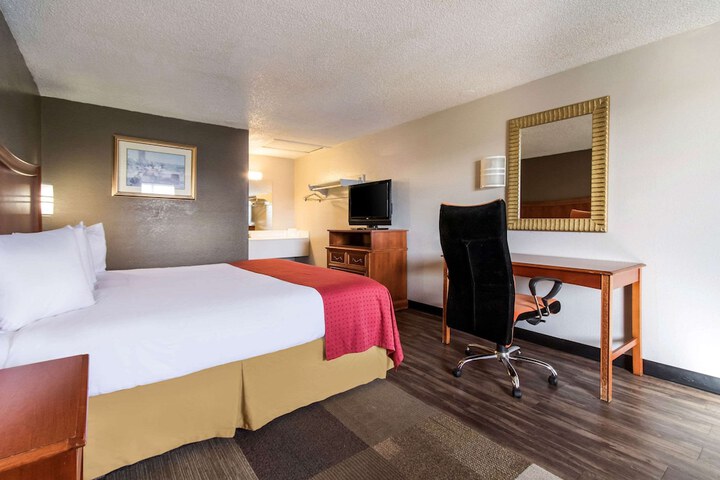 1 King Bed (6 of 7)