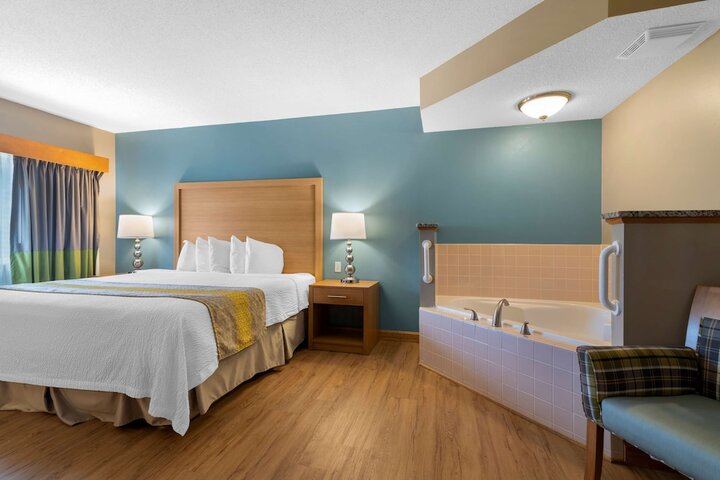 1 King Bed Business Plus Room, Microwave, Refrigerator Full Breakfast (8 of 36)