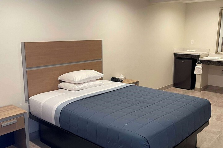 1 Queen Bed (5 of 17)
