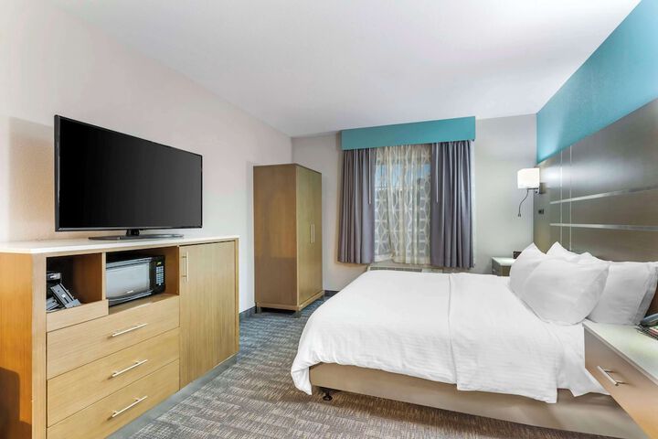 1 King Bed Microwave and Refrigerator Work Desk WiFi Full Breakfast (14 of 22)