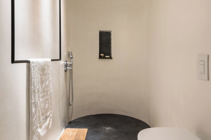 Room 105 of 158