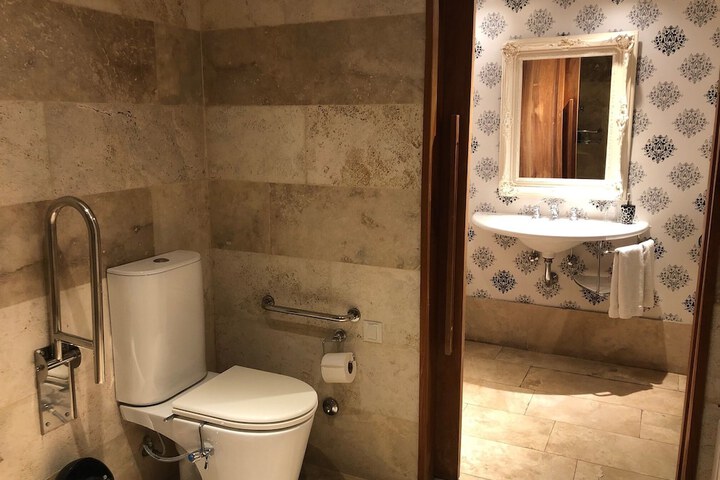 Room 16 of 33
