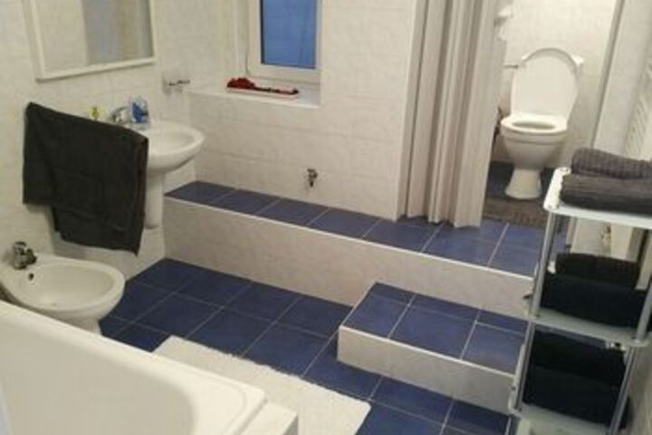 Room 2 of 10