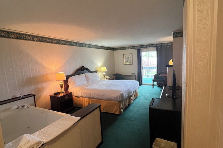 Basic Room 1 King Bed (8 of 13)