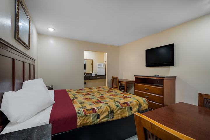 1 King Bed (1 of 11)