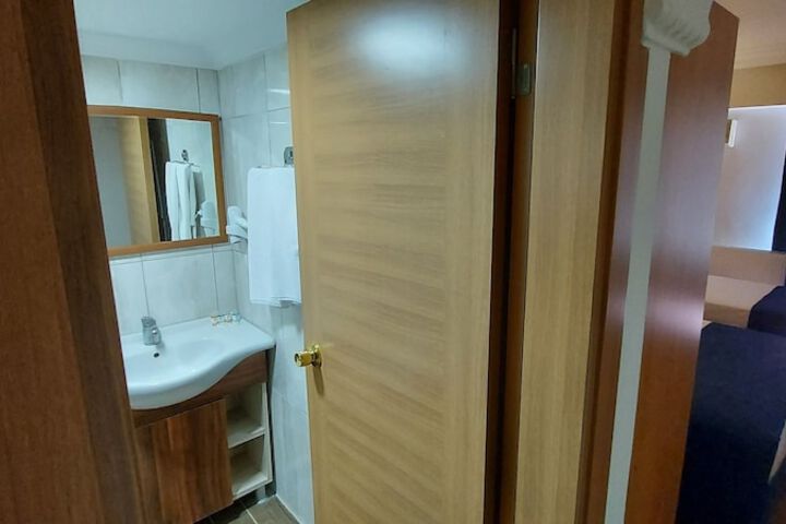 Room 9 of 36