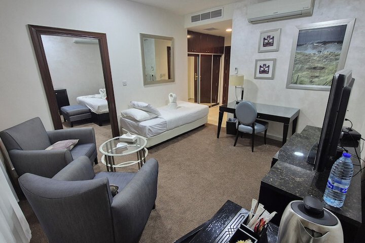 Room 6 of 33