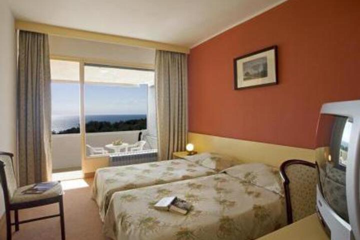 Room 5 of 8