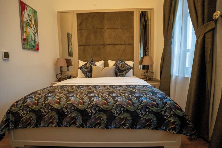 Room 10 of 34