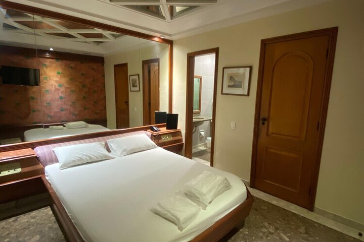 Room 5 of 9