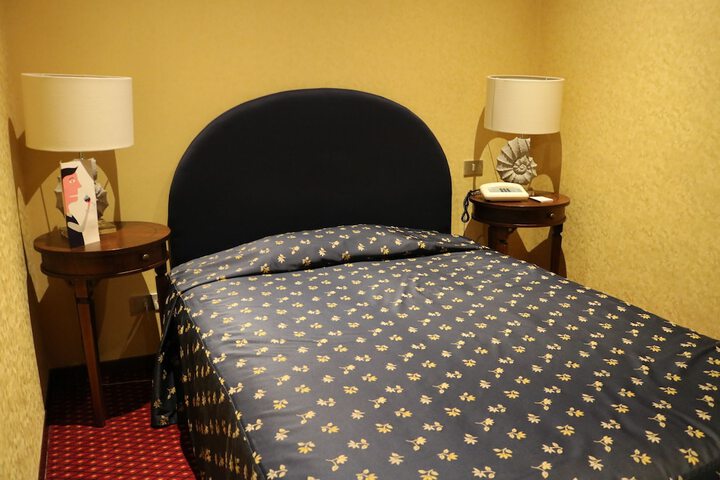 Room 16 of 40