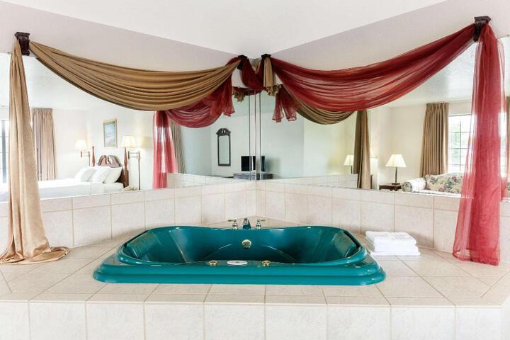 Accessible 1 King Accessible Roll in Shower Microwave and Refrigerator WiFi Full Breakfast (8 of 24)