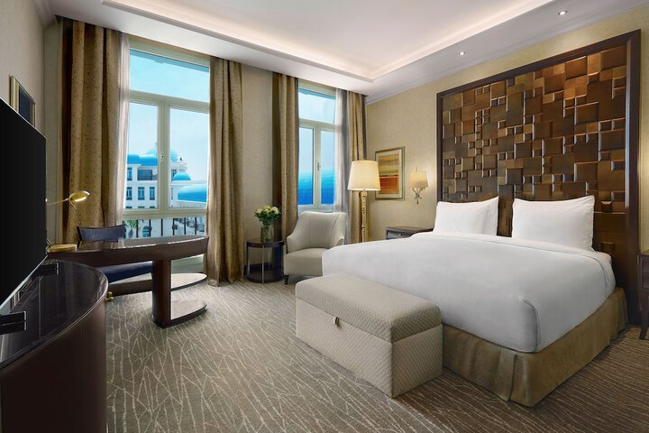 Room 33 of 208