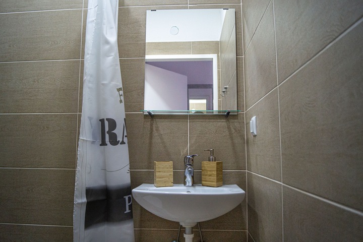 Room 102 of 118