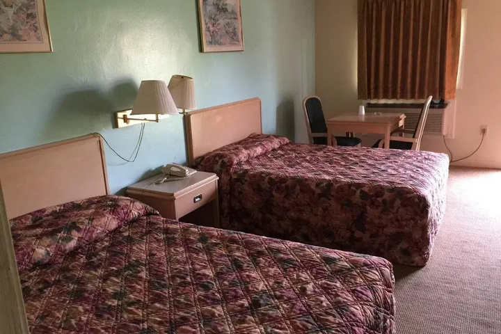 Room 6 of 8