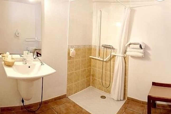 Room 27 of 73