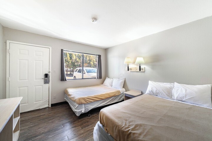 Room 6 of 14