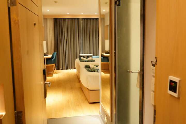 Room 6 of 17