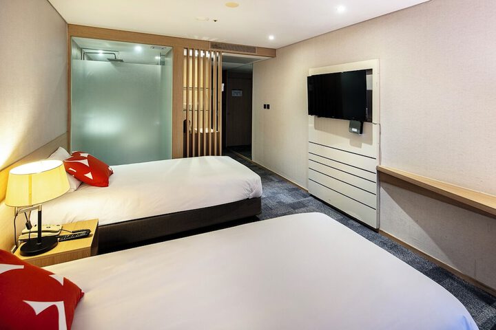 Room 33 of 122