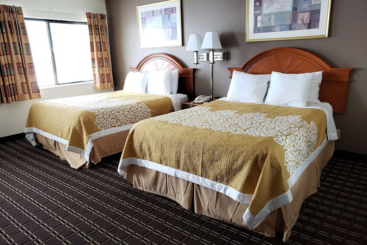 1 Queen Bed No Elevator (7 of 33)